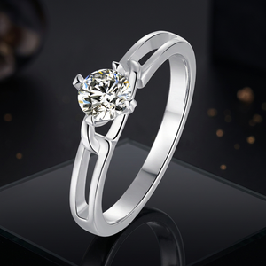 Anillo de Compromiso Clásico Unisex de Oro Sólido de 18K con Diamante Natural Certificado IGI de Corte Brillante, Engaste de Puntas e Incrustación de Canal - Product Image 1