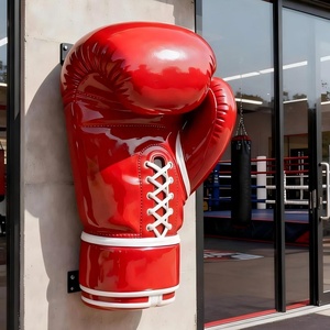 Support mural pour gant de boxe géant en résine rouge moderne artisanale - Product Image 1
