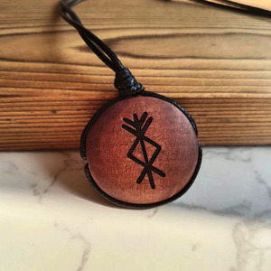 Collar con colgante de cuentas grabado personalizado, Runa nórdica vikinga, cadenas de madera hechas a mano, collar de madera - Product Image 2