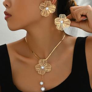 Collier en or anti-ternissement Hyperbole, collier en acier inoxydable véritable 18 carats avec fleur et perle pour femmes et filles - Product Image 1