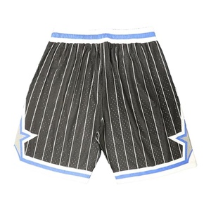 Shorts de sport pour hommes en polyester 100% avec poches zippées, personnalisables avec logo, pour l'été et l'entraînement au basketball - Product Image 3