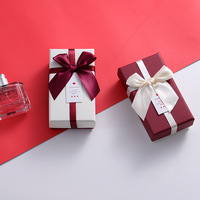 Boîte cadeau rectangulaire rigide de luxe personnalisée avec revêtement UV, idéale pour sac à main, rouge à lèvres, parfum, idée cadeau d'anniversaire, doublure en papier exquis et éponge
