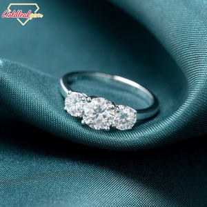 Anillo de Compromiso de Oro Amarillo de 18k con Tres Piedras de Diamante Cultivado en Laboratorio Personalizado de Goldleafgem, Corte Brillante, Certificado IGI DEF/VVS/VS - Product Image 2