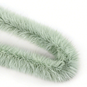 Matériau de bordure en fausse fourrure de renard à la mode, fabriqué à partir de fibres synthétiques, idéal pour les vêtements d'extérieur et les accessoires pour femmes - Product Image 1