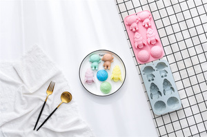 Moldes de Silicona para Pastel con Diseño de Astronauta de 6 Cavidades, Reutilizables, de Grado Alimenticio, Lindos Moldes Magnéticos de Silicona para Chocolate, Dulces y Hielo - Product Image 5