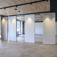 Parois de séparation en bois pliables et mobiles Easy Type 65/85/100 avec absorption acoustique hautement efficace pour les espaces commerciaux et scolaires