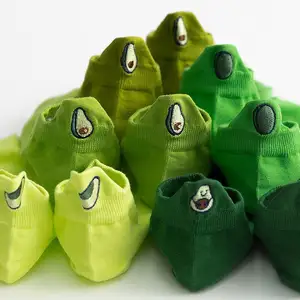 بسعر الجملة جوارب نسائية كورية رائعة مطرزة بنمط الأفوكادو باللون الأخضر للفتيات جوارب نسائية قطنية ناعمة عصرية من أفوكادو جوارب نسائية للكاحل