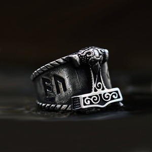 Anillo Vikingo de Acero Inoxidable, Martillo de Thor / Anillo de Mitología Nórdica con Cuervo - Product Image 1