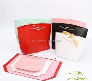 Moda yeni hediye kağıt torba ile düz renk şerit moda stil parlak laminasyon ambalaj hediye alışveriş kağıt torbalar