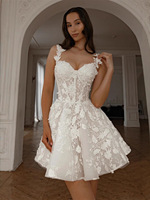 Robe de mariée mini à fines bretelles, décolleté cœur, fleurs 3D, dos lacé exquis pour la mariée