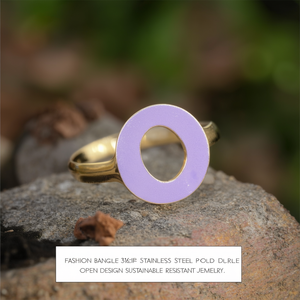 Brazalete de Moda en Acero Inoxidable 316L con Baño de Oro PVD y Esmalte Morado, Diseño Abierto, Joyería Sostenible y Resistente - Product Image 3