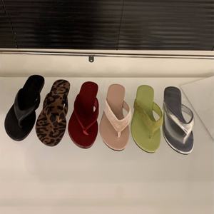 Sandalias planas con estampado de leopardo y correa en el tobillo para mujer, zapatos de verano 2025, chanclas de playa para exteriores, sandalias rojas - Product Image 1