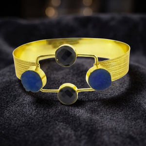 Bracelets en laiton Soumya Creation, plaqués or, onyx noir, pierre précieuse Durzy, design géométrique élégant, unisexe, Rajasthan - Product Image 3