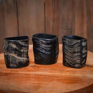 Auténtica taza de cuerno para beber inspirada en los vikingos, ideal para regalar. Taza de cuerno natural con color y textura únicos a precio económico. - Product Image 3