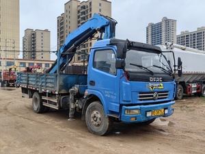 Grue montée sur camion de 7 tonnes d'occasion avec flèche articulée à 5 sections et rotation à 360° °   Grappin pour les opérations forestières et de manutention de matériaux - Product Image 3