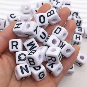 Cuentas acrílicas abovedadas de 14 mm con orificio grande, cuentas cuadradas con <span class=keywords><strong>letras</strong></span> del alfabeto, elección de letra individual <span class=keywords><strong>para</strong></span> <span class=keywords><strong>pulseras</strong></span> DIY y correas de teléfono - Product Image 5