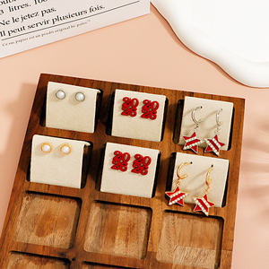 Pendientes <span class=keywords><strong>de</strong></span> Moda Personalizados 2026, Pendientes <span class=keywords><strong>de</strong></span> Botón Rojos Delicados, Diseño Minimalista <span class=keywords><strong>de</strong></span> Pétalos, Elegantes Pendientes Casuales para Mujeres Jóvenes - Product Image 2