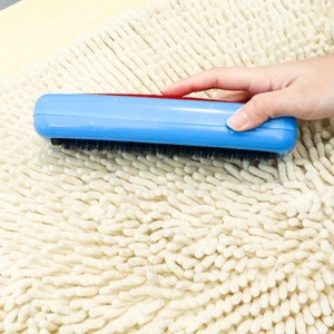 Venta al por mayor cepillo de limpieza sofá colchón cepillo de depilación electrostático de doble cara