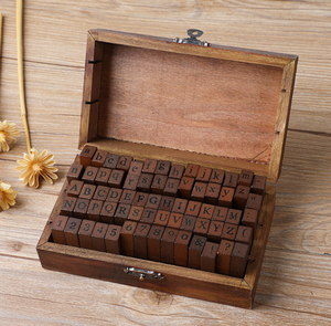 Cổ Điển 70Pcs Thông Bằng Gỗ Bảng Chữ Cái Tem Set <span class=keywords><strong>Hand</strong></span> Painted Đa Chức Năng Thư Tem Với Hộp Cho Trẻ Em - Product Image 2