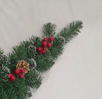 Guirlande de Noël artificielle pré-éclairée en gros, guirlande verte en PVC avec pommes de pin, baies rouges et lumières LED, décoration de fêtes