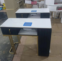 Table de manucure multi-places en velours noir avec cadre en métal doré, adaptée aux salons de beauté et de manucure haut de gamme