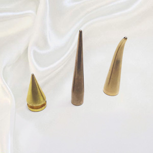 Remaches de cobre Jin Ming con punta puntiaguda de una sola capa, accesorios para prendas de vestir estilo punk. - Product Image 3