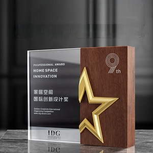Trophée et médaille personnalisés en bois et cristal avec design étoile à cinq branches et plume - Product Image 2