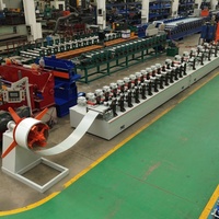 Ligne de production de portes à enroulement en mousse PU, machine de formage de rouleaux de lames isolées pour volets roulants avec découpe en vol