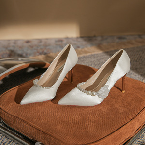 6681-48 Chaussures de mariée 100% soie à talons, bout pointu, ornées de perles, pour la mariée - Product Image 1