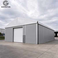 Tente industrielle isolée à double paroi avec structure en acier et portes d'entrée fermables