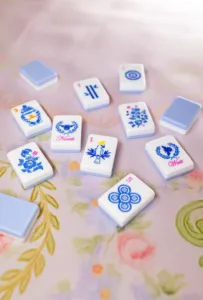 <span class=keywords><strong>Jeu</strong></span> de Mahjong américain de haute qualité en acrylique bleu de style chinois pour 4 personnes, respectueux de l'environnement, divertissement - Product Image 6
