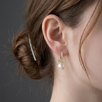 Boucles d'oreilles créoles huggie avec nœud et perle pendante, en laiton plaqué or 14K, pavé de zircone cubique taille baguette, délicates et élégantes, sans nickel, personnalisables OEM