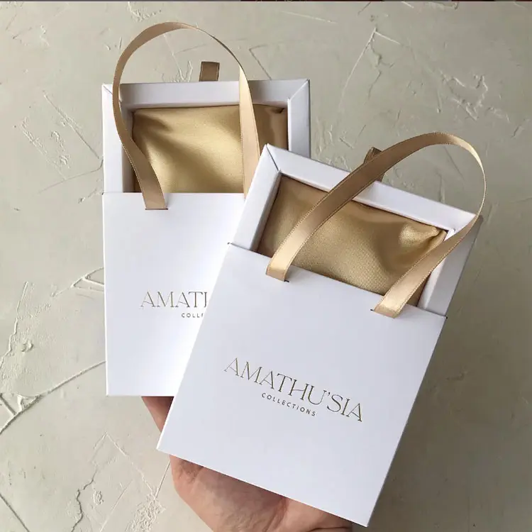Boîte de sacs en papier de luxe populaire et colorée pour soins de la peau avec nom de marque porte-bijoux avec insert en satin