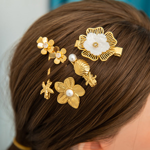 Pince à cheveux florale en acier inoxydable plaqué or 18 carats avec perles, zircon, étoile de mer et coquillage – Accessoire quotidien pour femme - Product Image 1