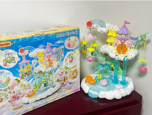 Ensemble de jeu Château des Fées dans les Nuages, collection surprise <span class=keywords><strong>Sylvanian</strong></span> Families, avec cascade et accessoires balançoires - Product Image 1