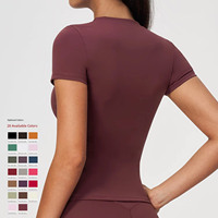 T-shirt de yoga à manches courtes brossé extensible dans les quatre sens avec logo personnalisé, coupe ajustée, pour femmes, vêtements de sport et de fitness, vente en gros