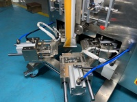 Machine d'emballage verticale manuelle à faible coût pour sachets triangulaires, idéale pour les petites entreprises, pour l'emballage des amandes et des noix de cajou