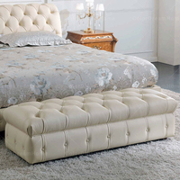 Lit double plateforme capitonné beige élégant, fait main, avec ottoman, ensemble de meubles de chambre d'hôtel