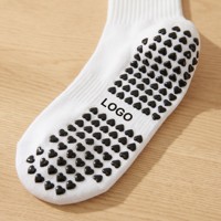 Chaussettes de Pilates pour femmes, broderie personnalisée en forme de cœur, vente en gros, antidérapantes, respirantes, en coton, avec grip
