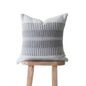Housse de coussin d'extérieur bohème de luxe tissée à la main avec motifs floraux vintage et géométriques en coton, amovible et lavable - Product Image 1