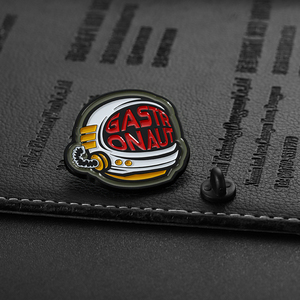 Logo del casco smaltato duro personalizzato di fabbrica <span class=keywords><strong>Gourmet</strong></span> Taster spilla da bavero in smalto morbido in lega di zinco - Product Image 6
