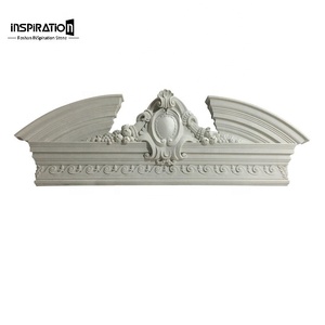 Pédiment cassé en <span class=keywords><strong>pierre</strong></span> moulée avec sculpture en relief d'ange baroque pour l'extérieur de villa ou de manoir - Product Image 1