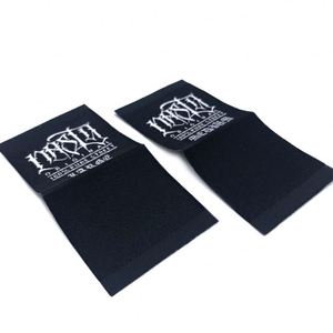 Etiquetas personalizadas para ropa, etiquetas tejidas negras con pliegue central para prendas de vestir - Product Image 1