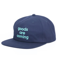 Hoge kwaliteit 5-panel ongestructureerde flat brim pet met aangepaste geborduurde logo, marineblauw