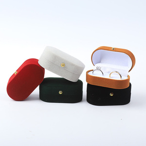 <span class=keywords><strong>Boîte</strong></span> <span class=keywords><strong>à</strong></span> Bijoux de Luxe <span class=keywords><strong>Personnalisée</strong></span> en Gros, Coffret Double Anneau Rouge Velours pour Mariage et Fiançailles avec Logo - Product Image 4