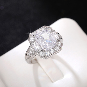 Anello con Zircone Rettangolare per Donne, Elegante Gioiello da Dito alla Moda - Product Image 3