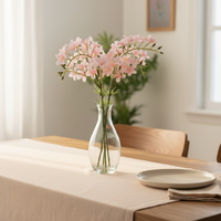 Fleur artificielle élégante faite à la main Primula Malacoides avec fausse eau dans un vase en verre pour la décoration de la maison et du mariage