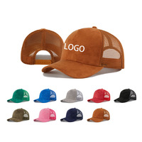 Op maat gemaakte geborduurde logo's, hoogwaardige zwarte suède trucker petten, tweekleurige gebogen klep, 5-delige mesh suède trucker caps