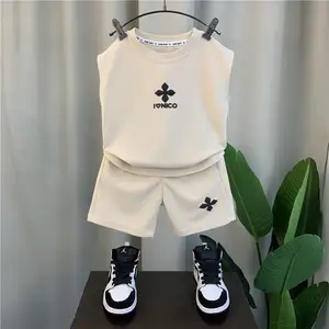 新しいスタイルの幼児の男の子の夏のベストシャツセットノースリーブレターTシャツショーツ2個の服セット