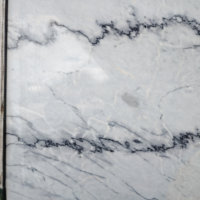 Dalle de marbre naturel blanc pur et lisse de luxe, pierre résistante aux taches pour mur TV et sol de salon